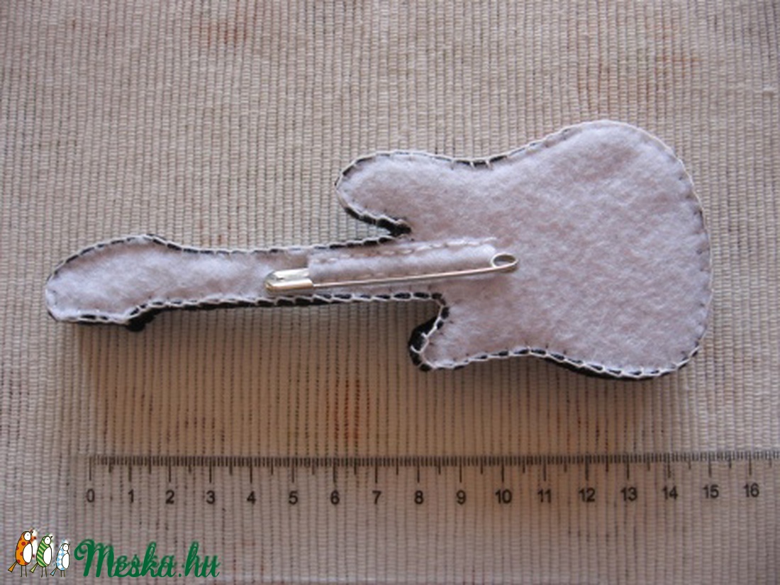 Csajos gitár - kitűző - ékszer - kitűző és bross - Meska.hu Csajos gitár - kitűző - ékszer - kitűző és bross - Meska.hu