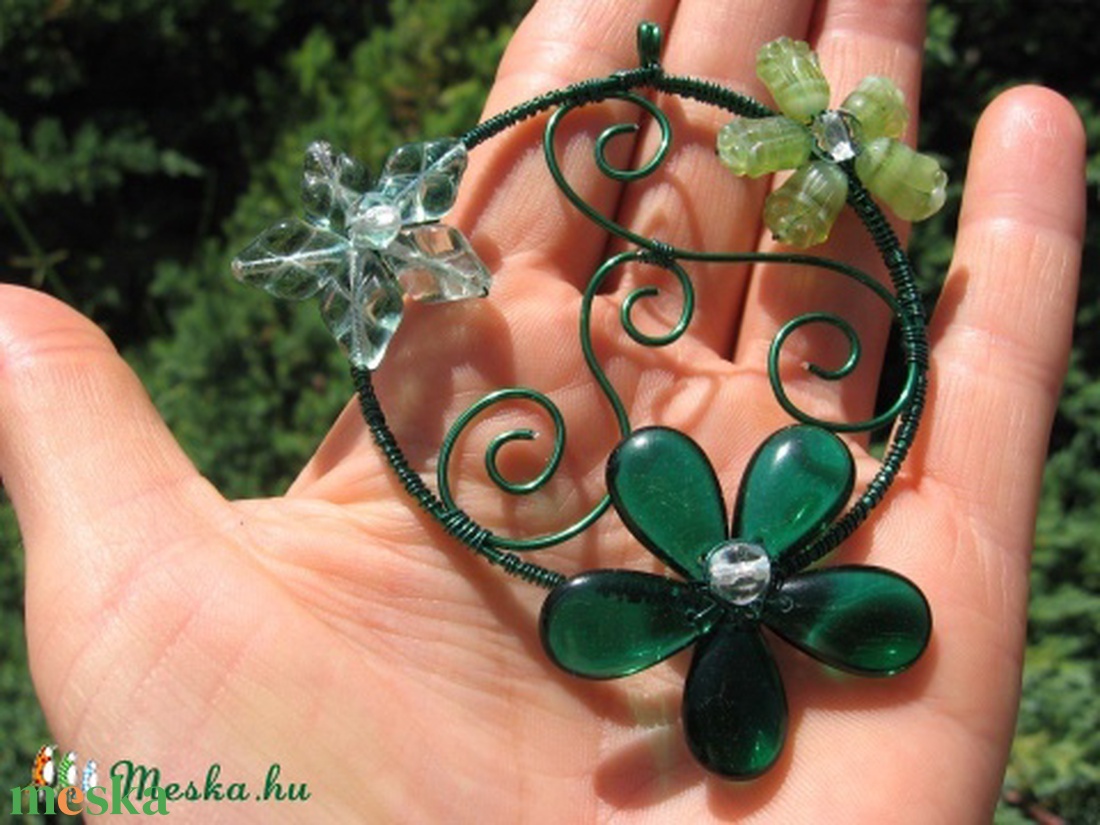 Zöld virágok körtánca - medál, nyaklánc - ékszer - nyaklánc - medálos nyaklánc - Meska.hu