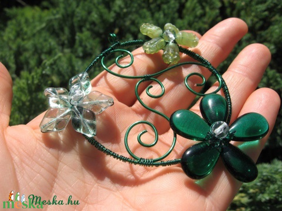 Zöld virágok körtánca - medál, nyaklánc - ékszer - nyaklánc - medálos nyaklánc - Meska.hu