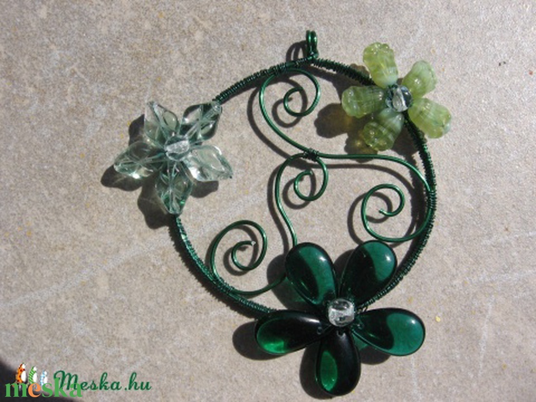 Zöld virágok körtánca - medál, nyaklánc - ékszer - nyaklánc - medálos nyaklánc - Meska.hu
