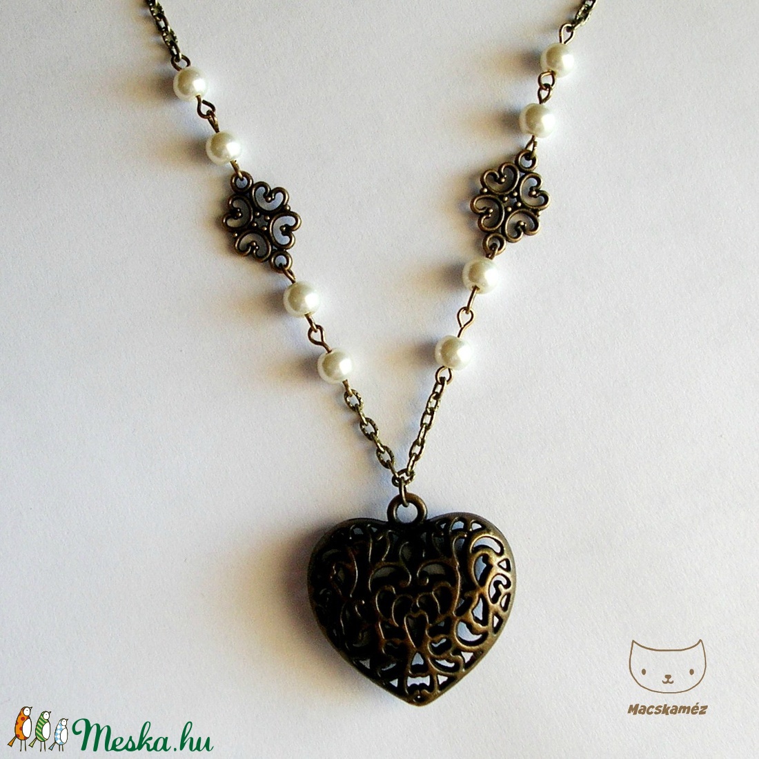 Bronz szív - Antikolt bronzszínű nyaklánc szív alakú medállal és gyöngyökkel - ékszer - nyaklánc - medálos nyaklánc - Meska.hu