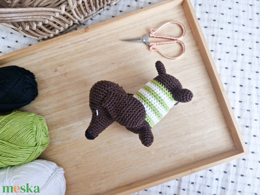 Horgolt tacskó - játék & sport - plüssállat & játékfigura - kutya - Meska.hu