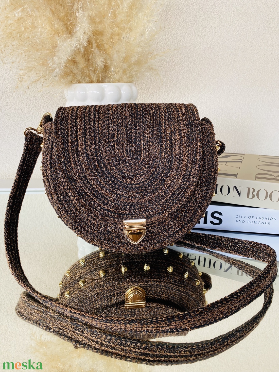 Crossbody táska arany szegecsekkel - stílusos kistáska akár más színben is  - táska & tok - kézitáska & válltáska - vállon átvethető táska - Meska.hu