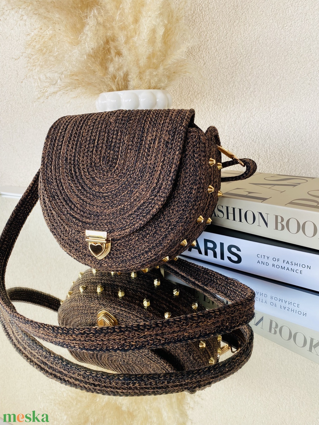 Crossbody táska arany szegecsekkel - stílusos kistáska akár más színben is  - táska & tok - kézitáska & válltáska - vállon átvethető táska - Meska.hu