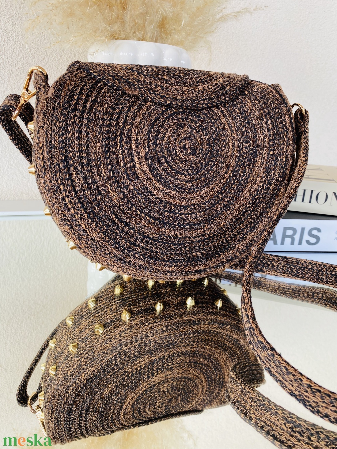 Crossbody táska arany szegecsekkel - stílusos kistáska akár más színben is  - táska & tok - kézitáska & válltáska - vállon átvethető táska - Meska.hu