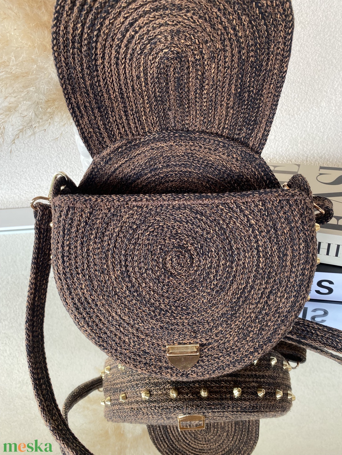 Crossbody táska arany szegecsekkel - stílusos kistáska akár más színben is  - táska & tok - kézitáska & válltáska - vállon átvethető táska - Meska.hu