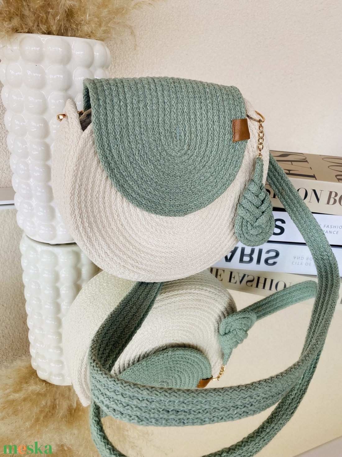 Crossbody kör alakú táska  - stílusos kistáska akár más színben is  - táska & tok - kézitáska & válltáska - vállon átvethető táska - Meska.hu