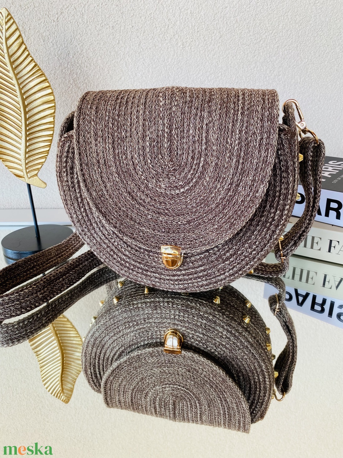 Crossbody táska arany szegecsekkel - stílusos kistáska akár más színben is  - táska & tok - kézitáska & válltáska - vállon átvethető táska - Meska.hu