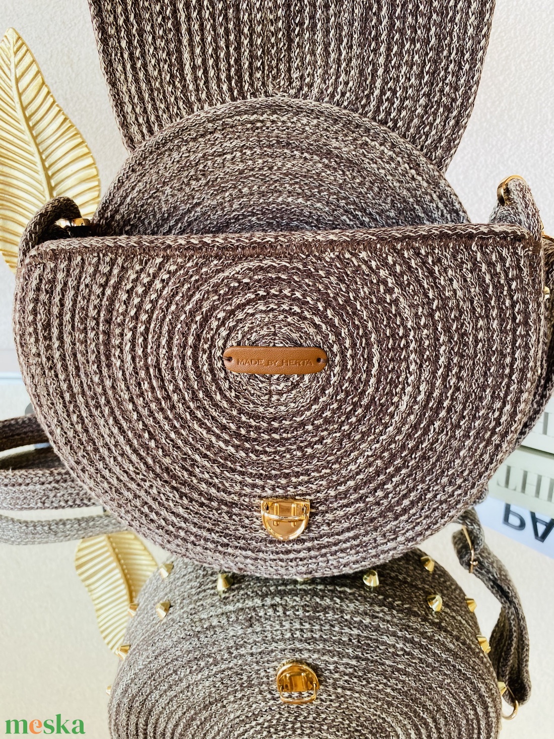 Crossbody táska arany szegecsekkel - stílusos kistáska akár más színben is  - táska & tok - kézitáska & válltáska - vállon átvethető táska - Meska.hu