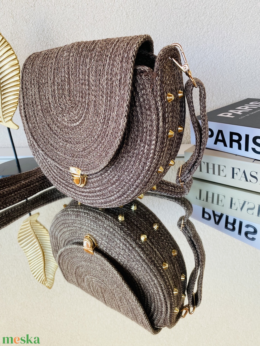 Crossbody táska arany szegecsekkel - stílusos kistáska akár más színben is  - táska & tok - kézitáska & válltáska - vállon átvethető táska - Meska.hu