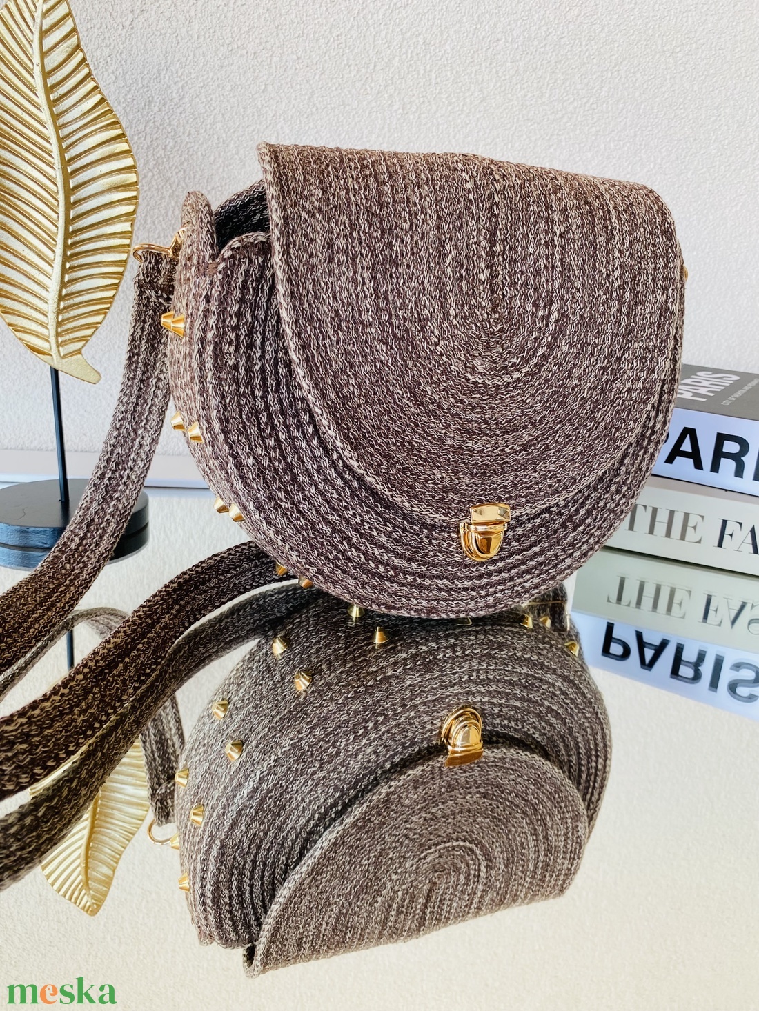 Crossbody táska arany szegecsekkel - stílusos kistáska akár más színben is  - táska & tok - kézitáska & válltáska - vállon átvethető táska - Meska.hu