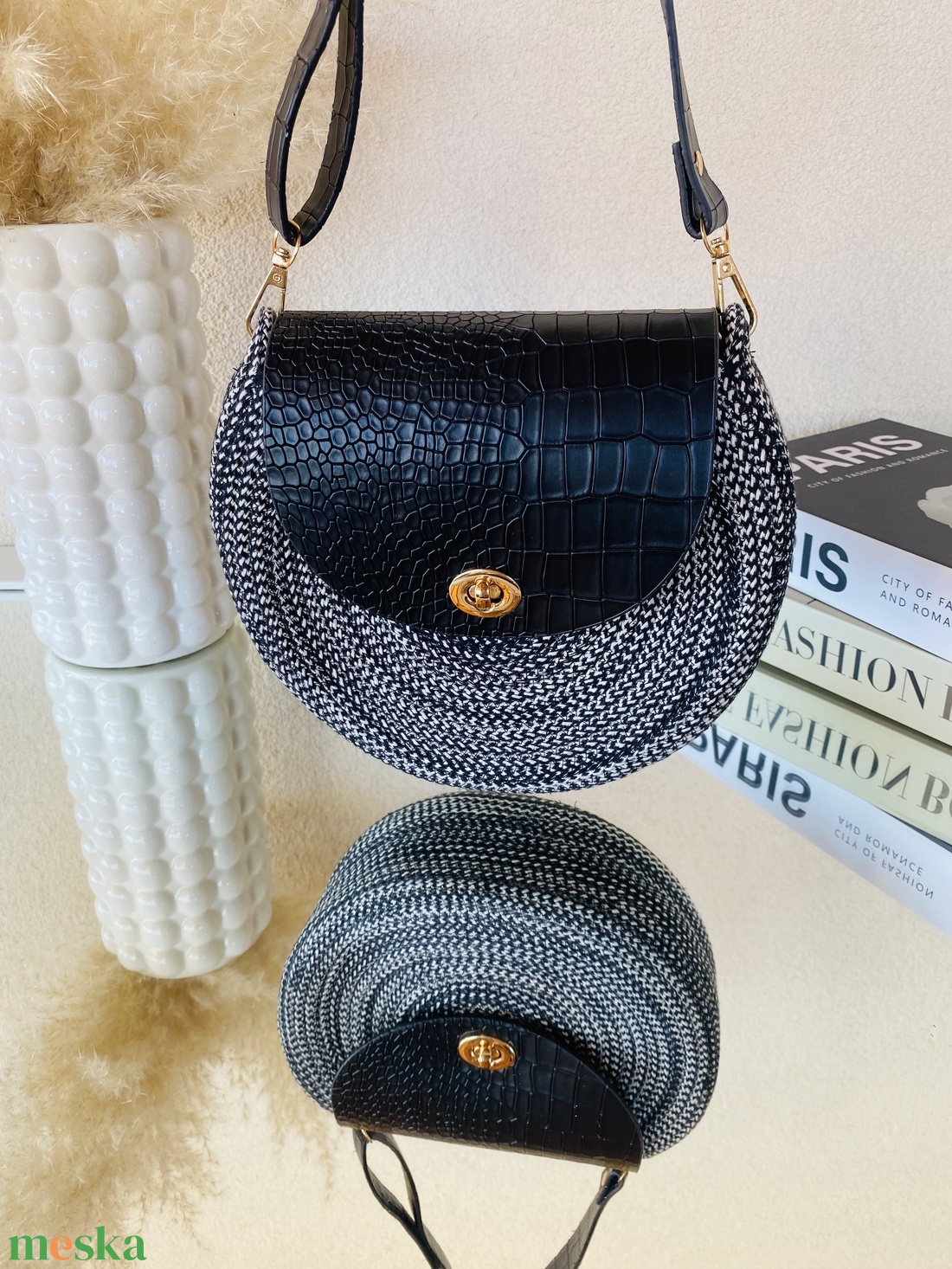 Női crossbody táska - különleges kézműves táska fekete fehér színben - táska & tok - kézitáska & válltáska - vállon átvethető táska - Meska.hu