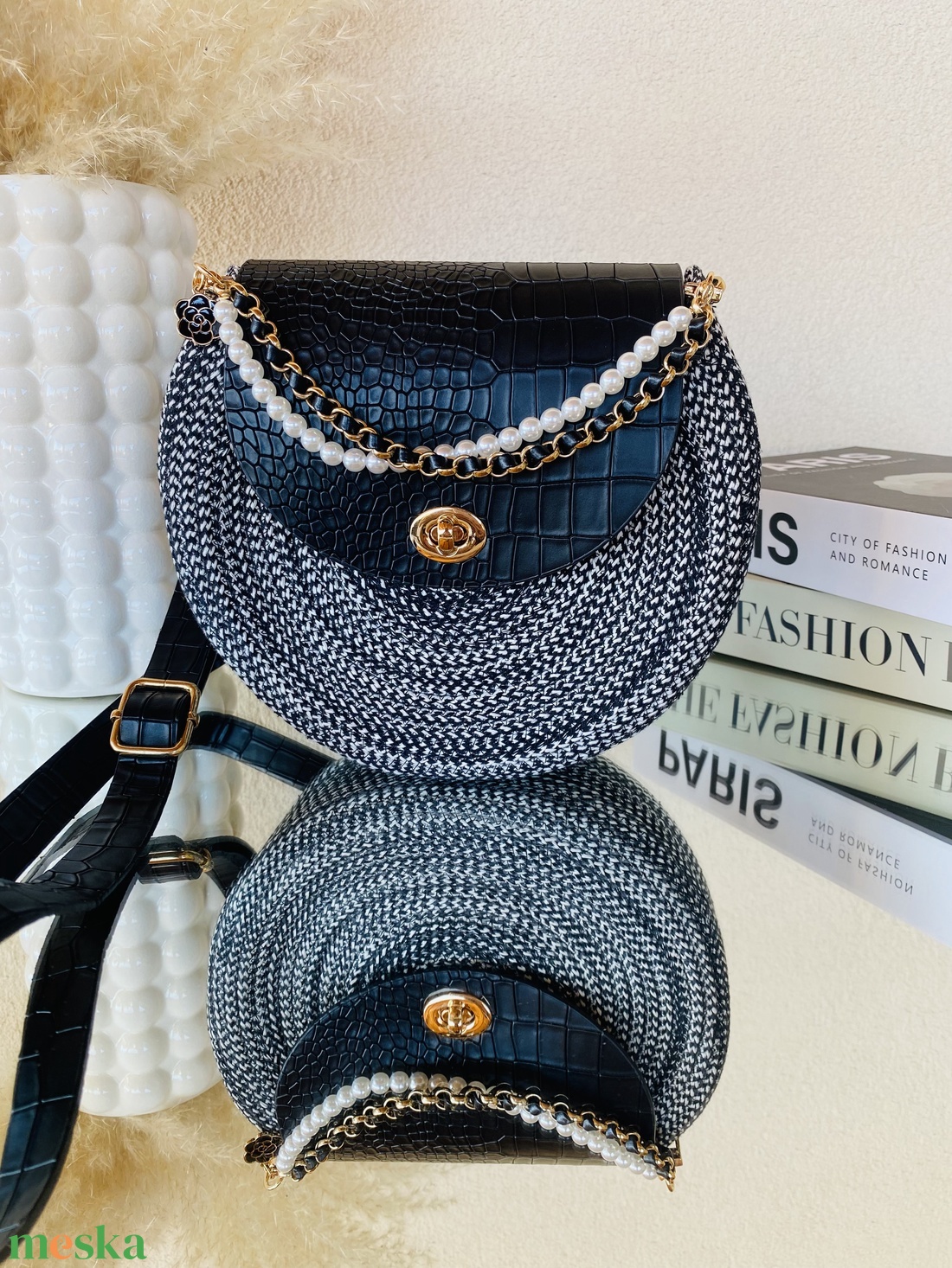 Női crossbody táska - különleges kézműves táska fekete fehér színben - táska & tok - kézitáska & válltáska - vállon átvethető táska - Meska.hu