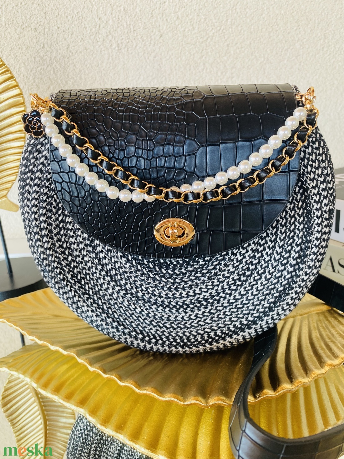 Női crossbody táska - különleges kézműves táska fekete fehér színben - táska & tok - kézitáska & válltáska - vállon átvethető táska - Meska.hu