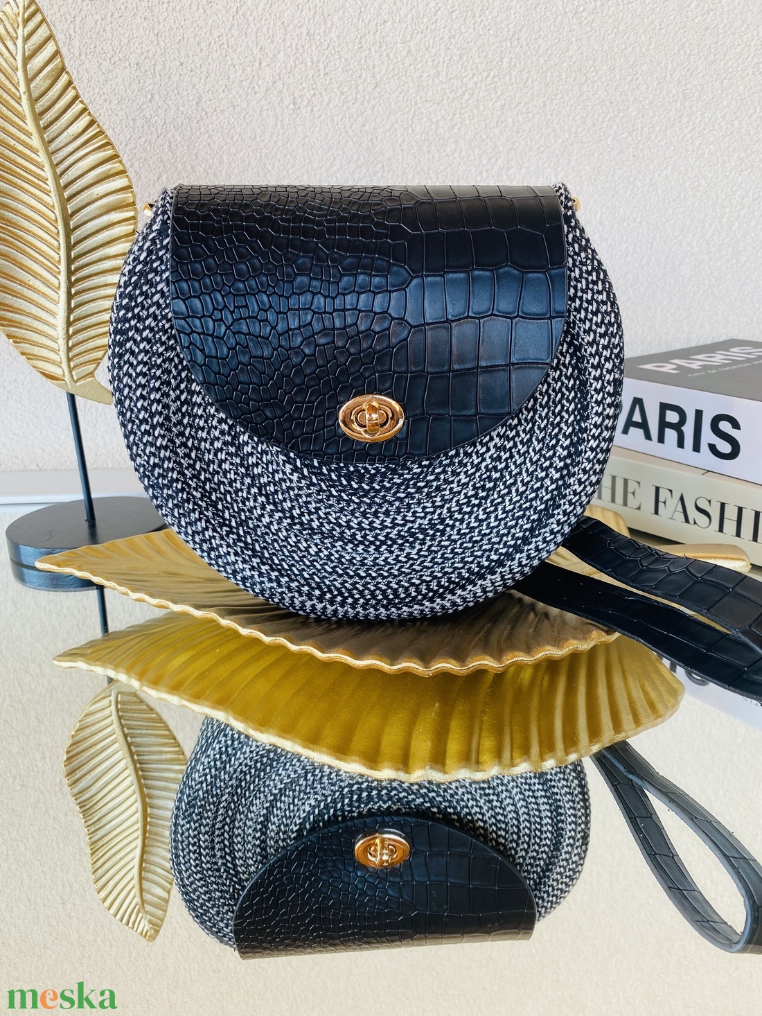 Női crossbody táska - különleges kézműves táska fekete fehér színben - táska & tok - kézitáska & válltáska - vállon átvethető táska - Meska.hu