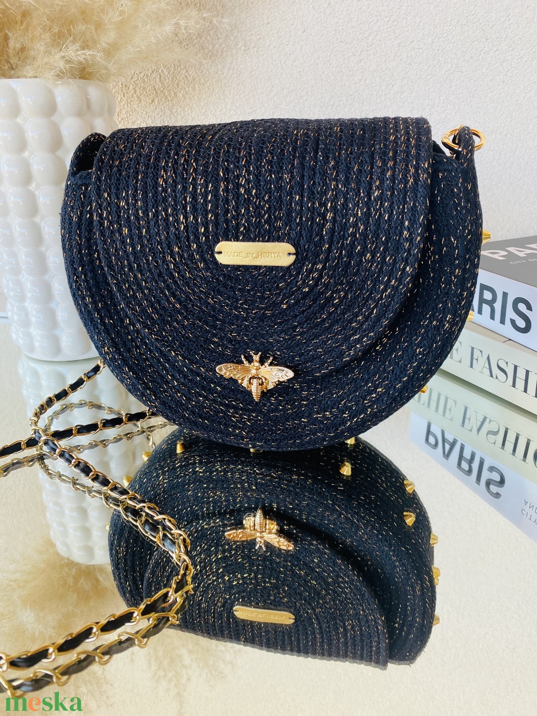 Fekete - arany crossbody táska arany szegecsekkel - stílusos kistáska akár más színben is  - táska & tok - kézitáska & válltáska - vállon átvethető táska - Meska.hu