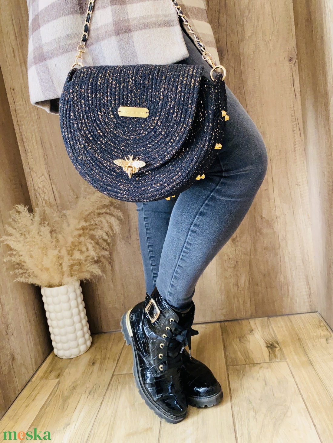 Fekete - arany crossbody táska arany szegecsekkel - stílusos kistáska akár más színben is  - táska & tok - kézitáska & válltáska - vállon átvethető táska - Meska.hu