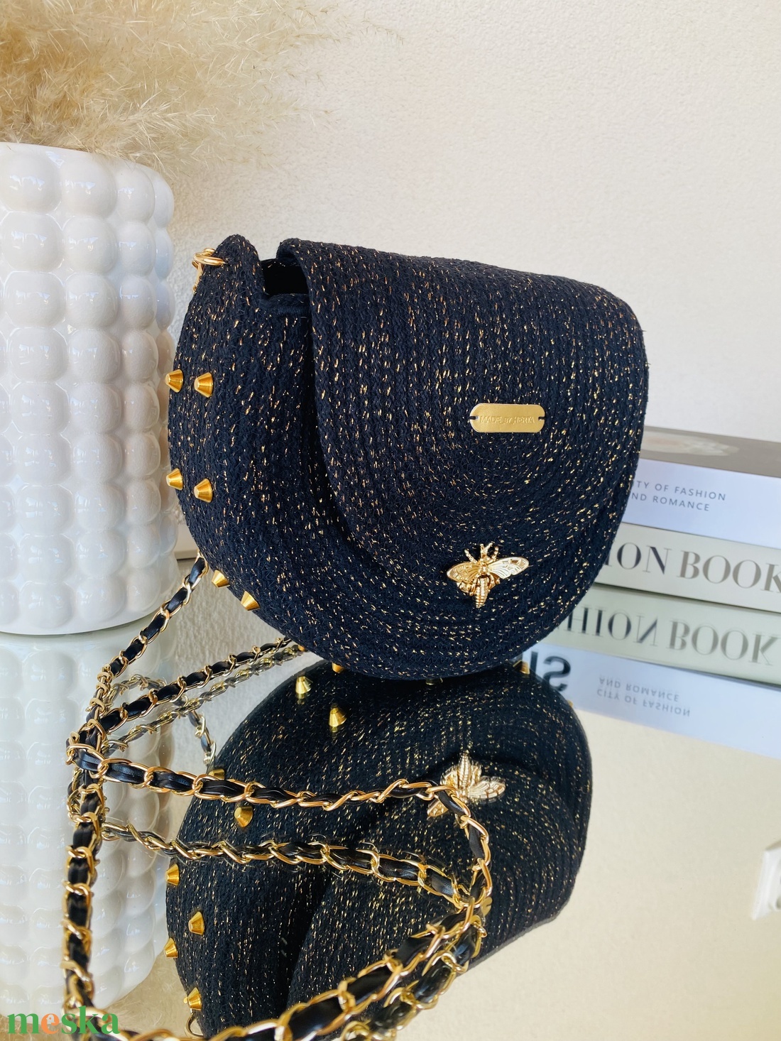 Fekete - arany crossbody táska arany szegecsekkel - stílusos kistáska akár más színben is  - táska & tok - kézitáska & válltáska - vállon átvethető táska - Meska.hu