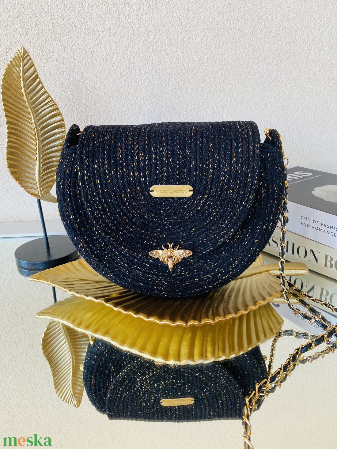 Fekete - arany crossbody táska arany szegecsekkel - stílusos kistáska akár más színben is  - táska & tok - kézitáska & válltáska - vállon átvethető táska - Meska.hu