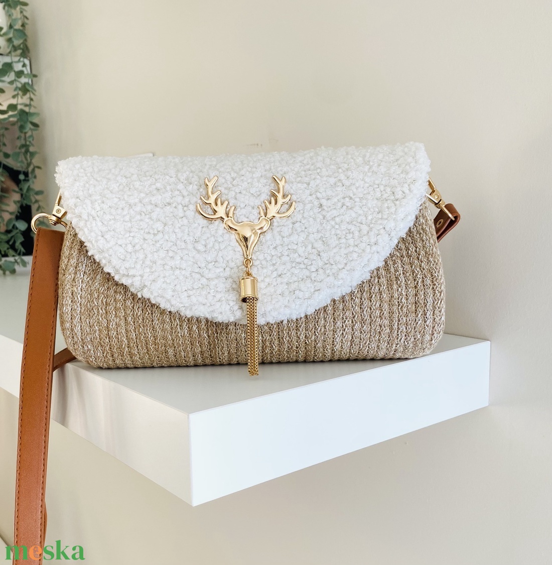 Különleges női táska, Stílusos keresztpántos táska aranyszínű szarvas díszítéssel, teddy fedéllel - táska & tok - kézitáska & válltáska - vállon átvethető táska - Meska.hu
