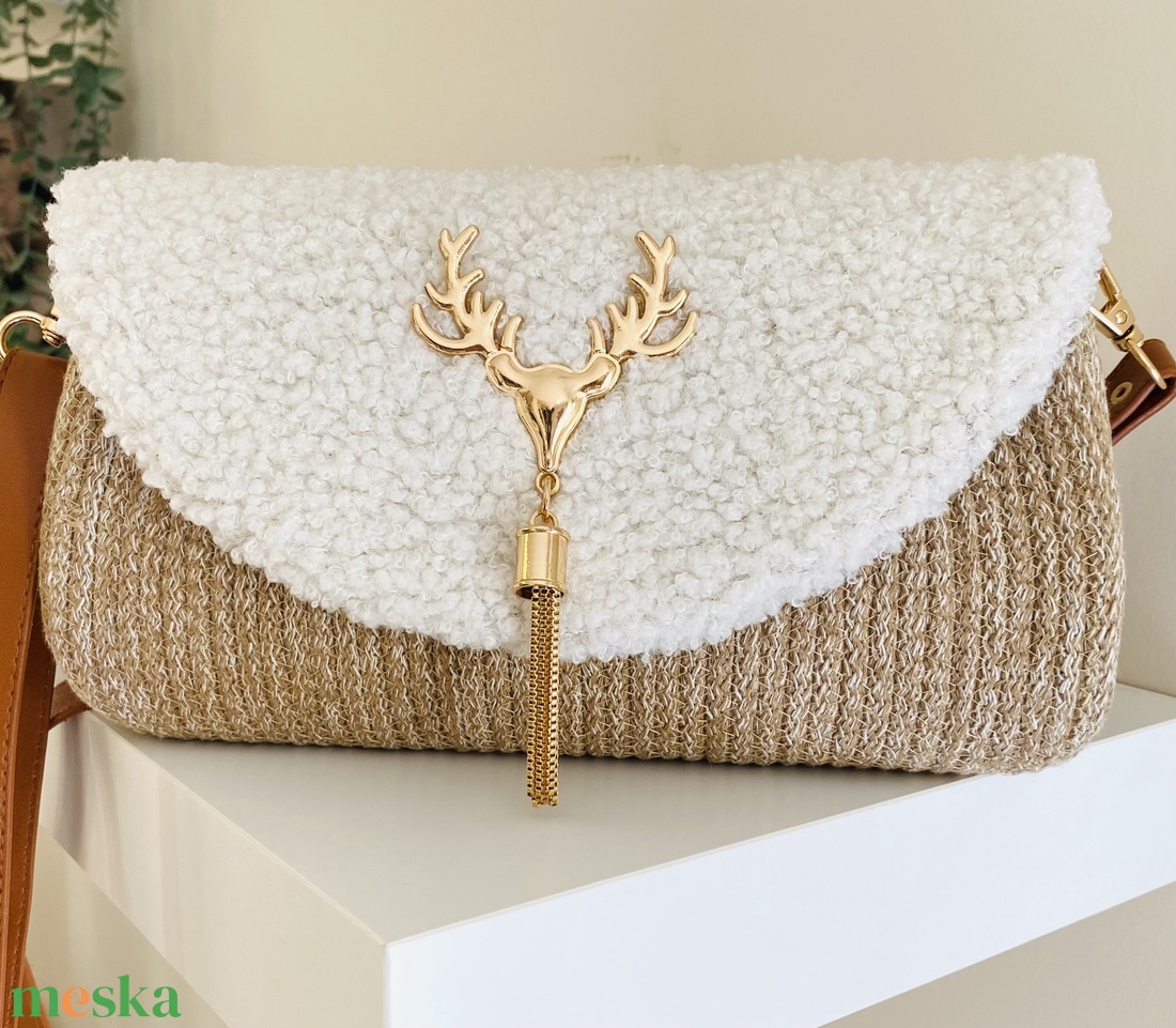 Különleges női táska, Stílusos keresztpántos táska aranyszínű szarvas díszítéssel, teddy fedéllel - táska & tok - kézitáska & válltáska - vállon átvethető táska - Meska.hu