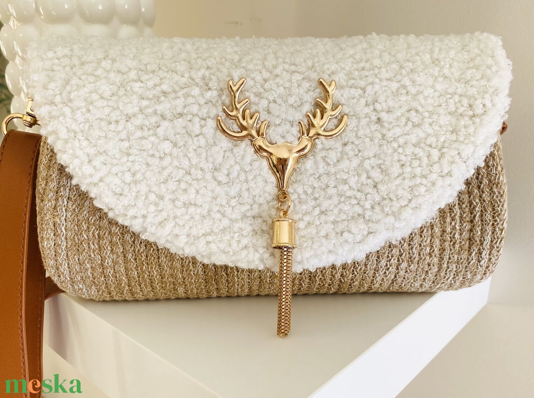 Különleges női táska, Stílusos keresztpántos táska aranyszínű szarvas díszítéssel, teddy fedéllel - táska & tok - kézitáska & válltáska - vállon átvethető táska - Meska.hu