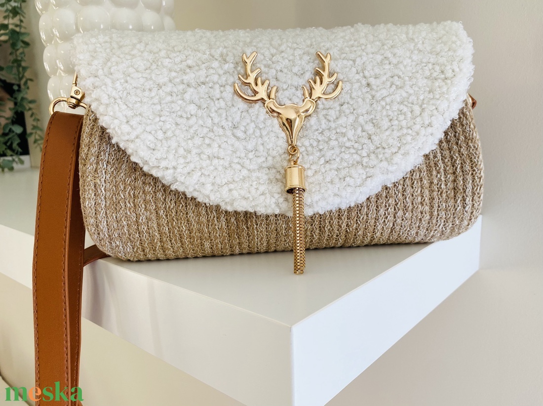 Különleges női táska, Stílusos keresztpántos táska aranyszínű szarvas díszítéssel, teddy fedéllel - táska & tok - kézitáska & válltáska - vállon átvethető táska - Meska.hu