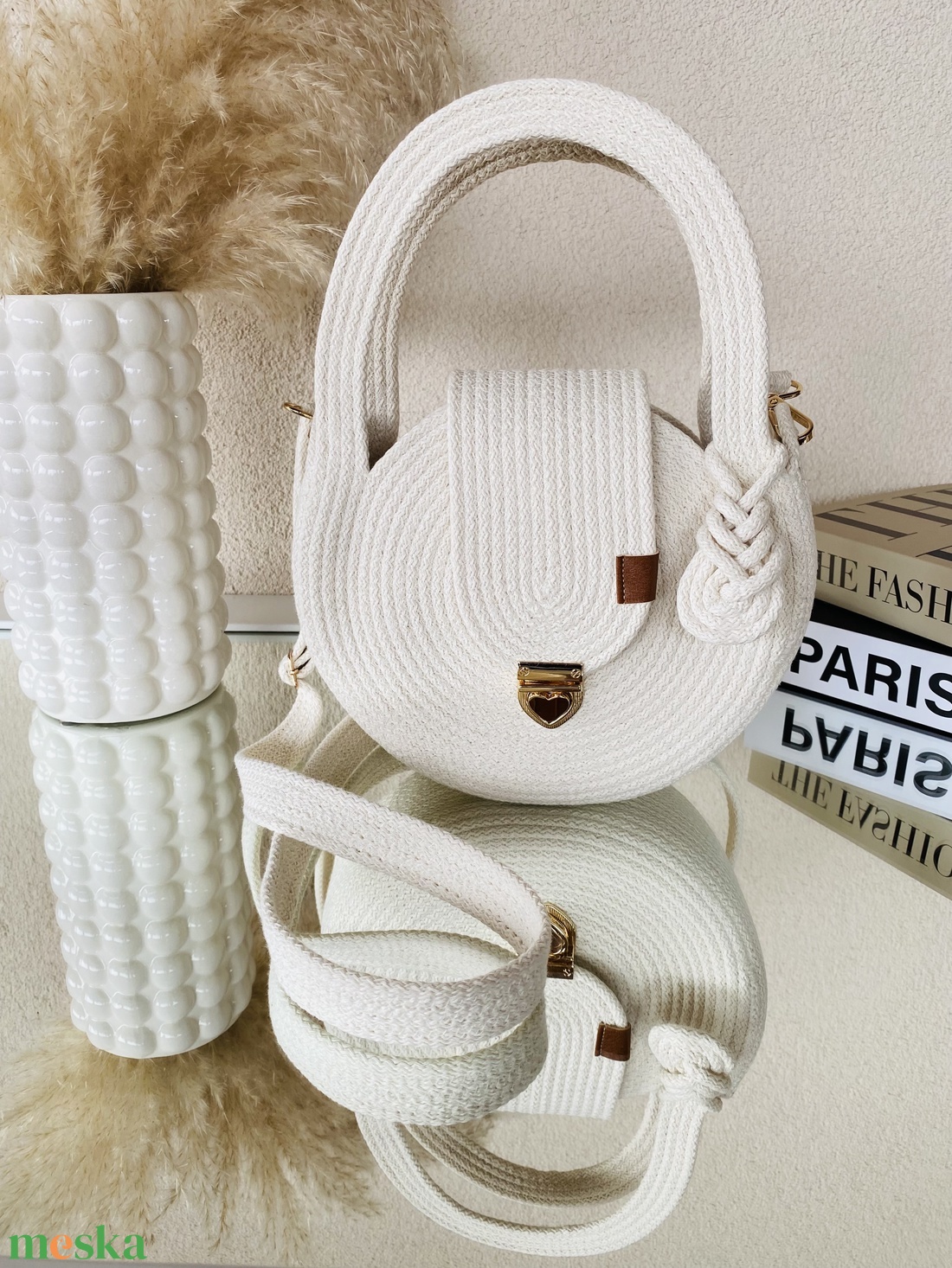 Kézben és vállon is hordható ekrü színű körtáska  - stílusos kistáska akár más színben is  - táska & tok - kézitáska & válltáska - vállon átvethető táska - Meska.hu