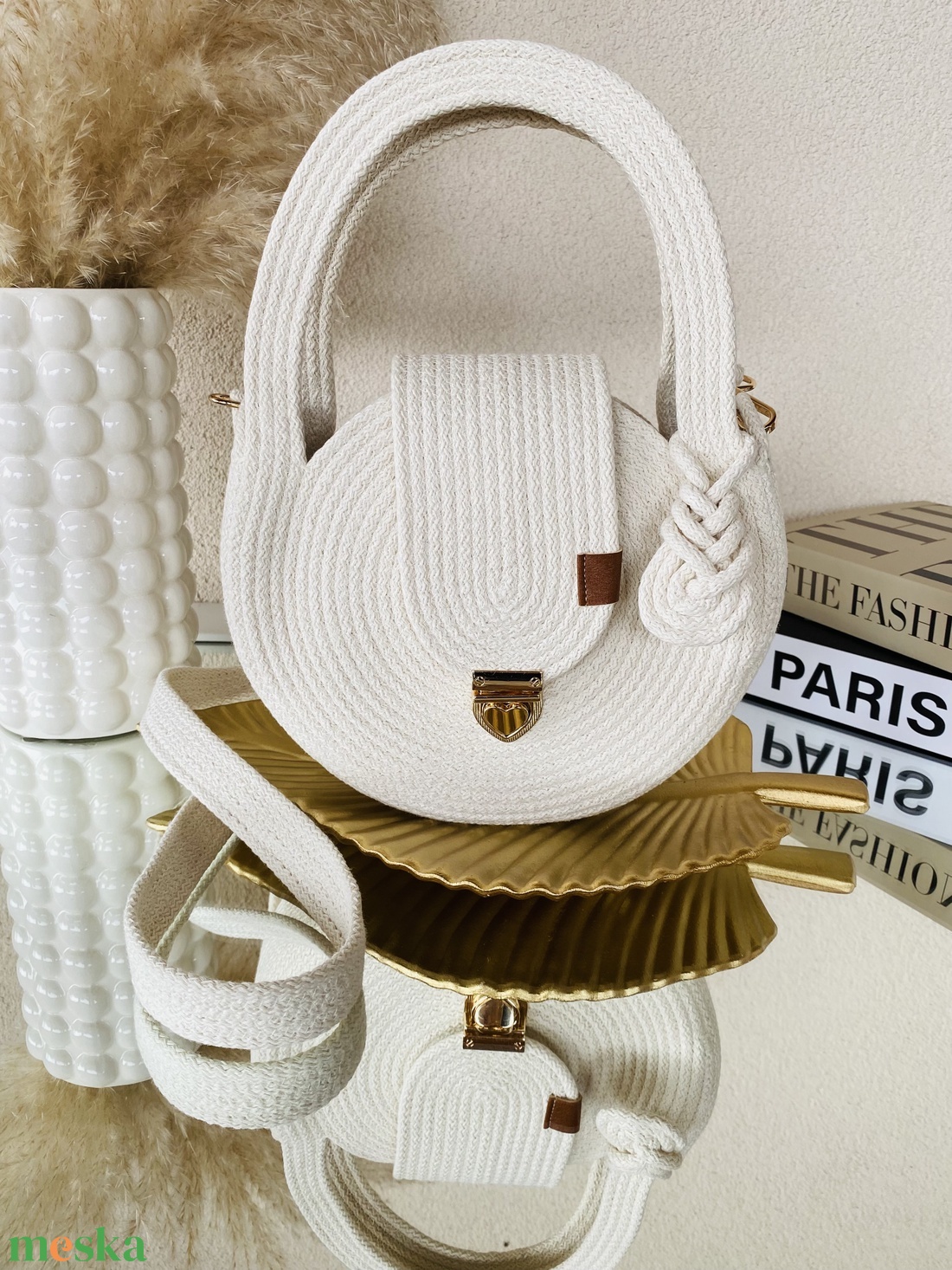 Kézben és vállon is hordható ekrü színű körtáska  - stílusos kistáska akár más színben is  - táska & tok - kézitáska & válltáska - vállon átvethető táska - Meska.hu