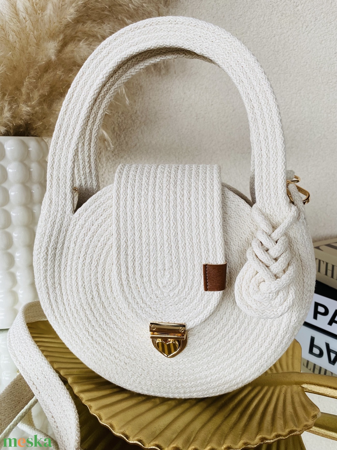 Kézben és vállon is hordható ekrü színű körtáska  - stílusos kistáska akár más színben is  - táska & tok - kézitáska & válltáska - vállon átvethető táska - Meska.hu