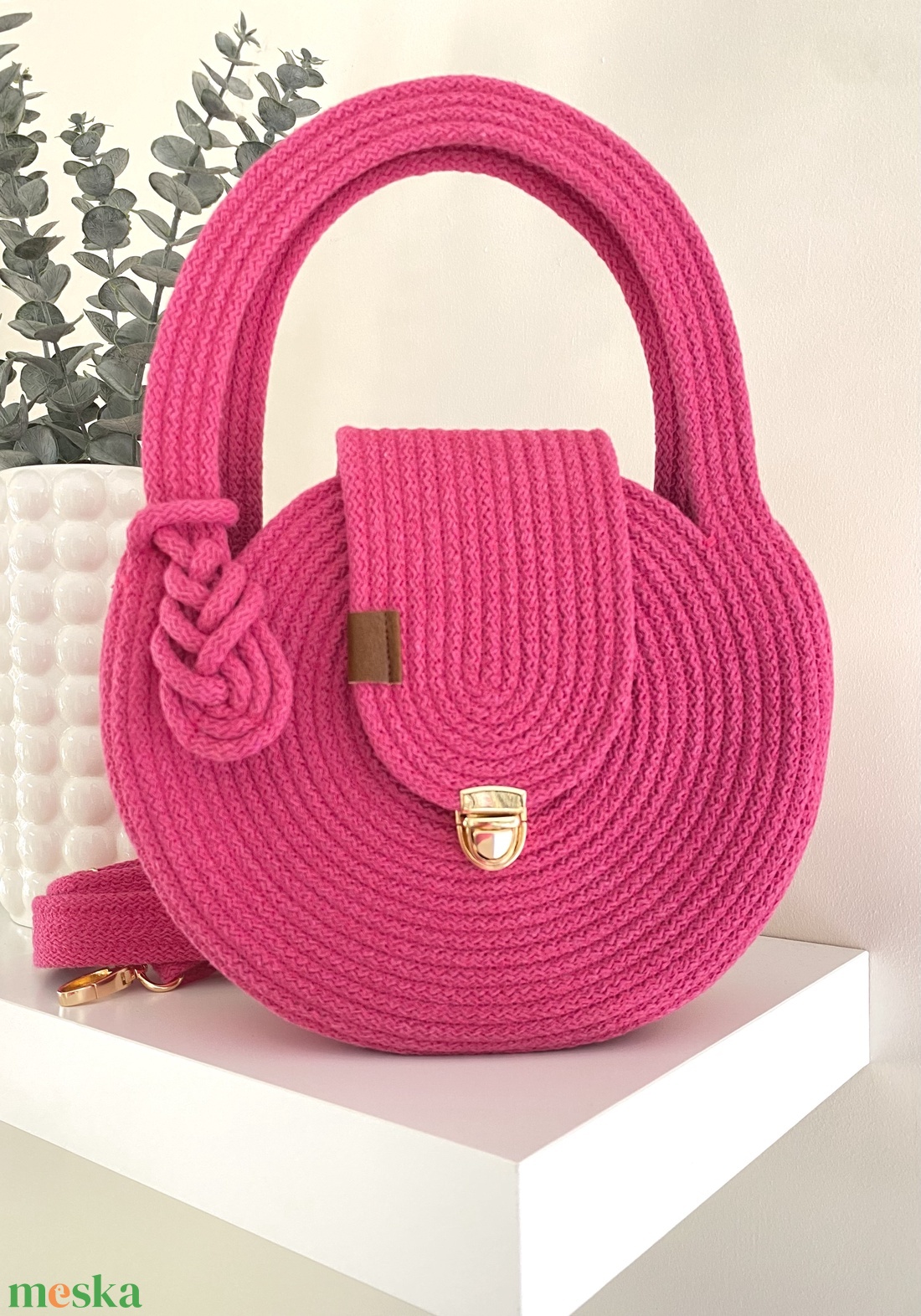 Kézben és vállon is hordható fukszia színű körtáska  - stílusos kistáska akár más színben is  - táska & tok - kézitáska & válltáska - vállon átvethető táska - Meska.hu