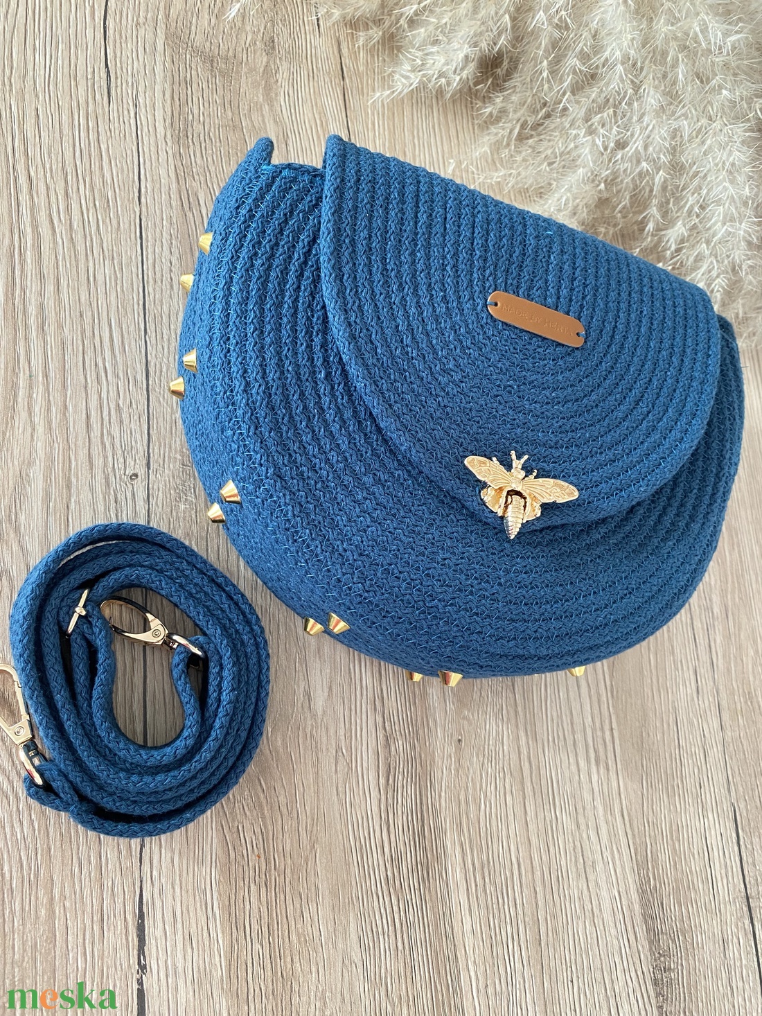 Petrolkék crossbody táska arany szegecsekkel - stílusos kistáska akár más színben is  - táska & tok - kézitáska & válltáska - vállon átvethető táska - Meska.hu