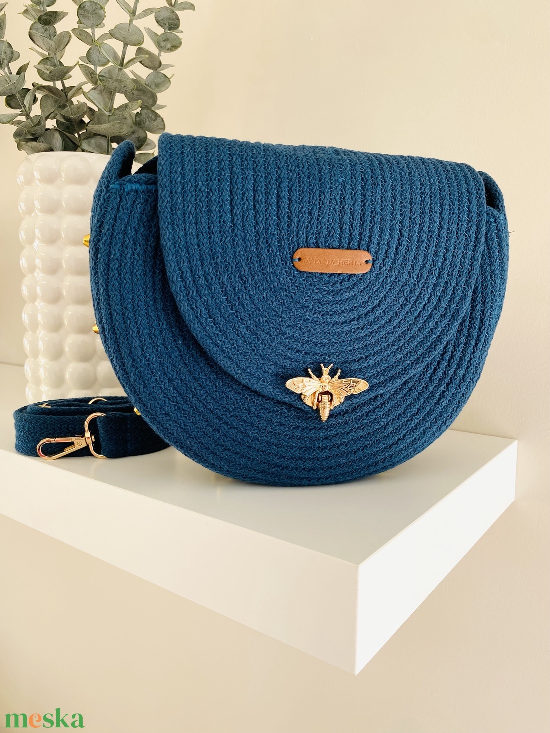 Petrolkék crossbody táska arany szegecsekkel - stílusos kistáska akár más színben is  - táska & tok - kézitáska & válltáska - vállon átvethető táska - Meska.hu