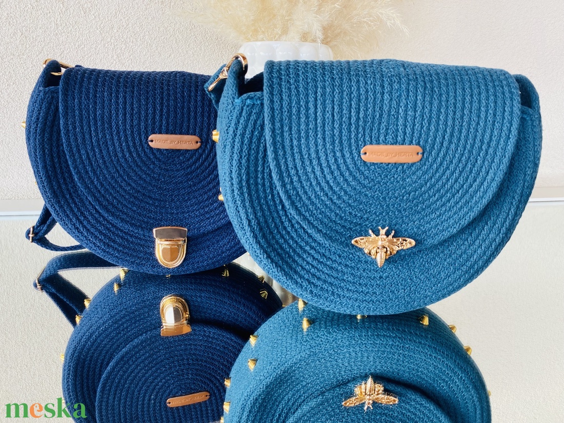 Petrolkék crossbody táska arany szegecsekkel - stílusos kistáska akár más színben is  - táska & tok - kézitáska & válltáska - vállon átvethető táska - Meska.hu