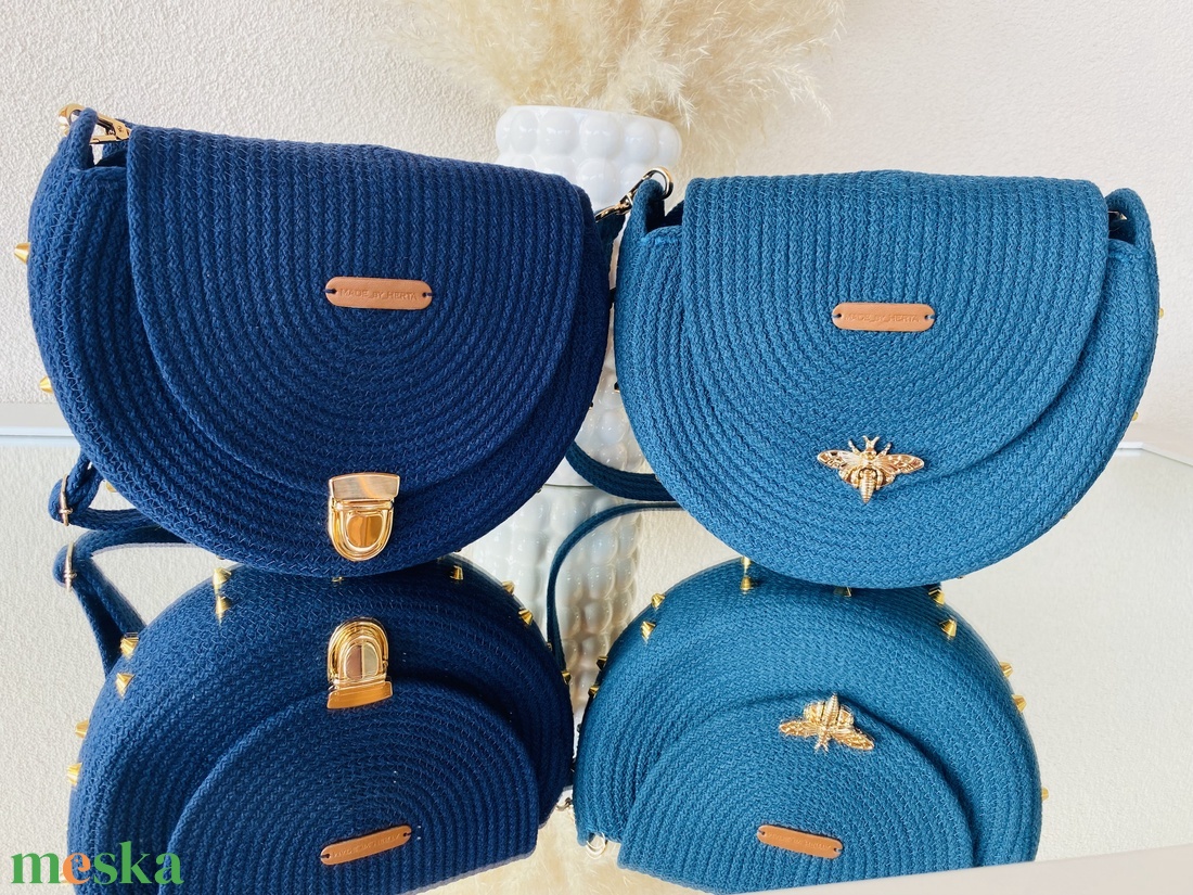 Petrolkék crossbody táska arany szegecsekkel - stílusos kistáska akár más színben is  - táska & tok - kézitáska & válltáska - vállon átvethető táska - Meska.hu