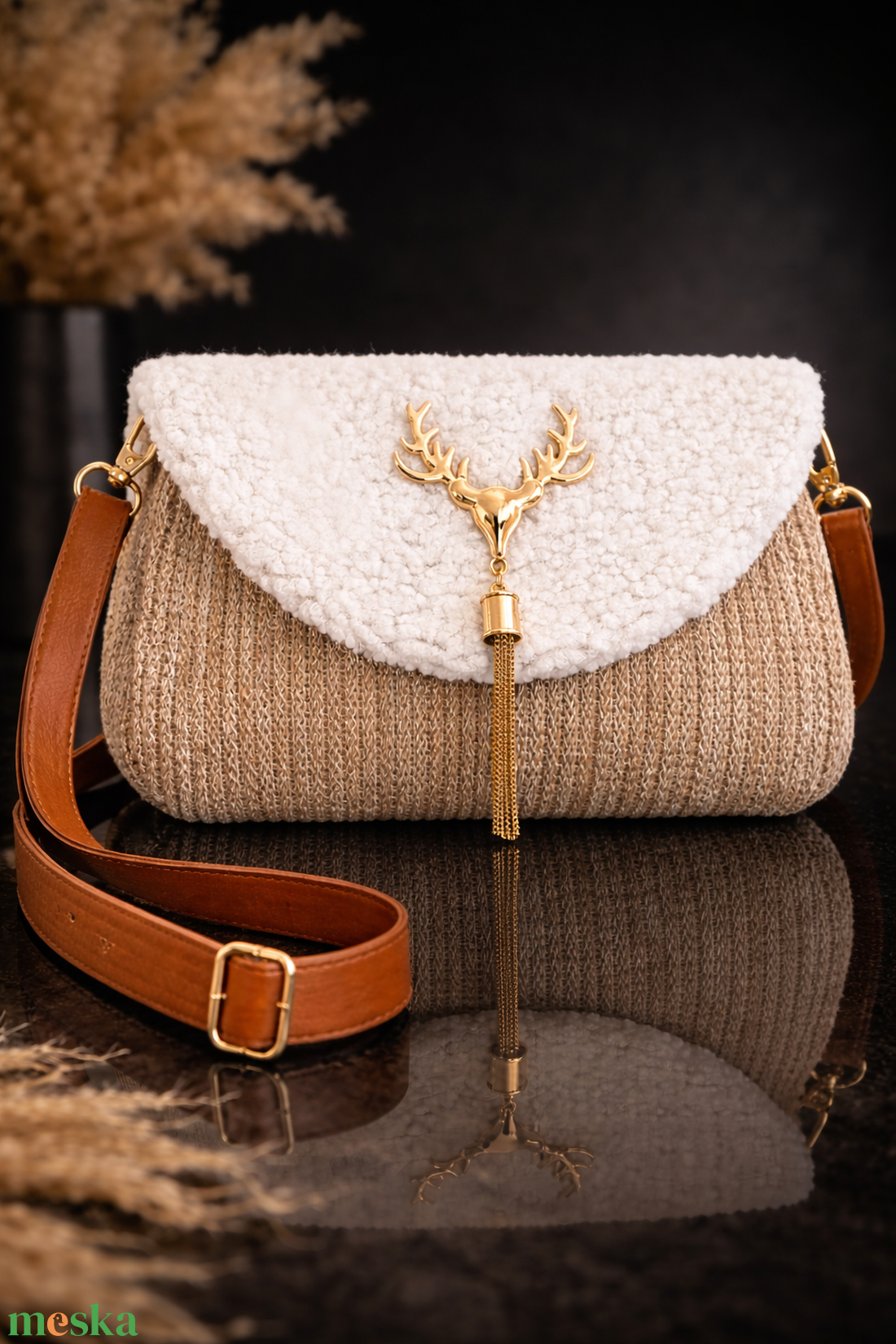 Különleges női táska, Stílusos keresztpántos táska aranyszínű szarvas díszítéssel, teddy fedéllel - táska & tok - kézitáska & válltáska - vállon átvethető táska - Meska.hu