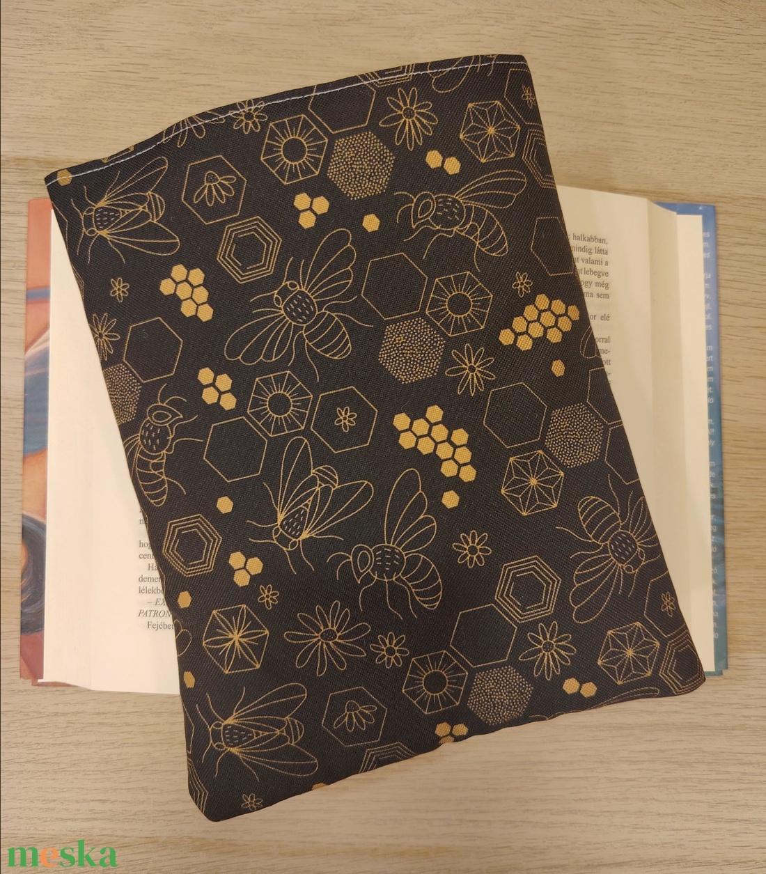 Vízhatlan ölelhető könyvtok (méhecske) - könyv & zene - könyvtok - Meska.hu