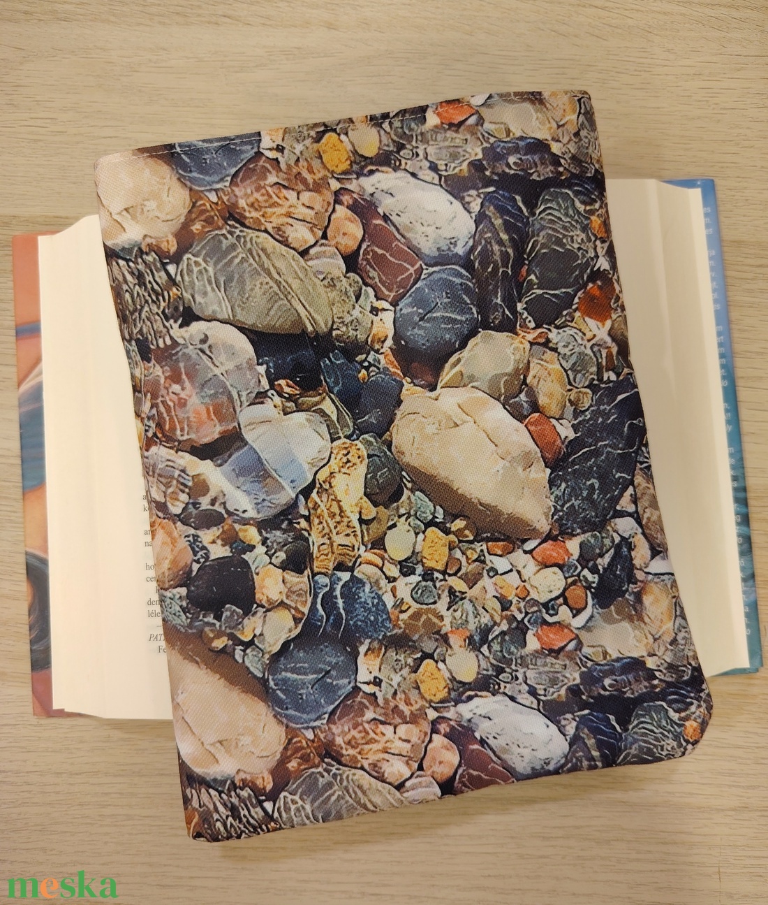 Vízhatlan ölelhető könyvtok (kavicsos)  - könyv & zene - könyvtok - Meska.hu