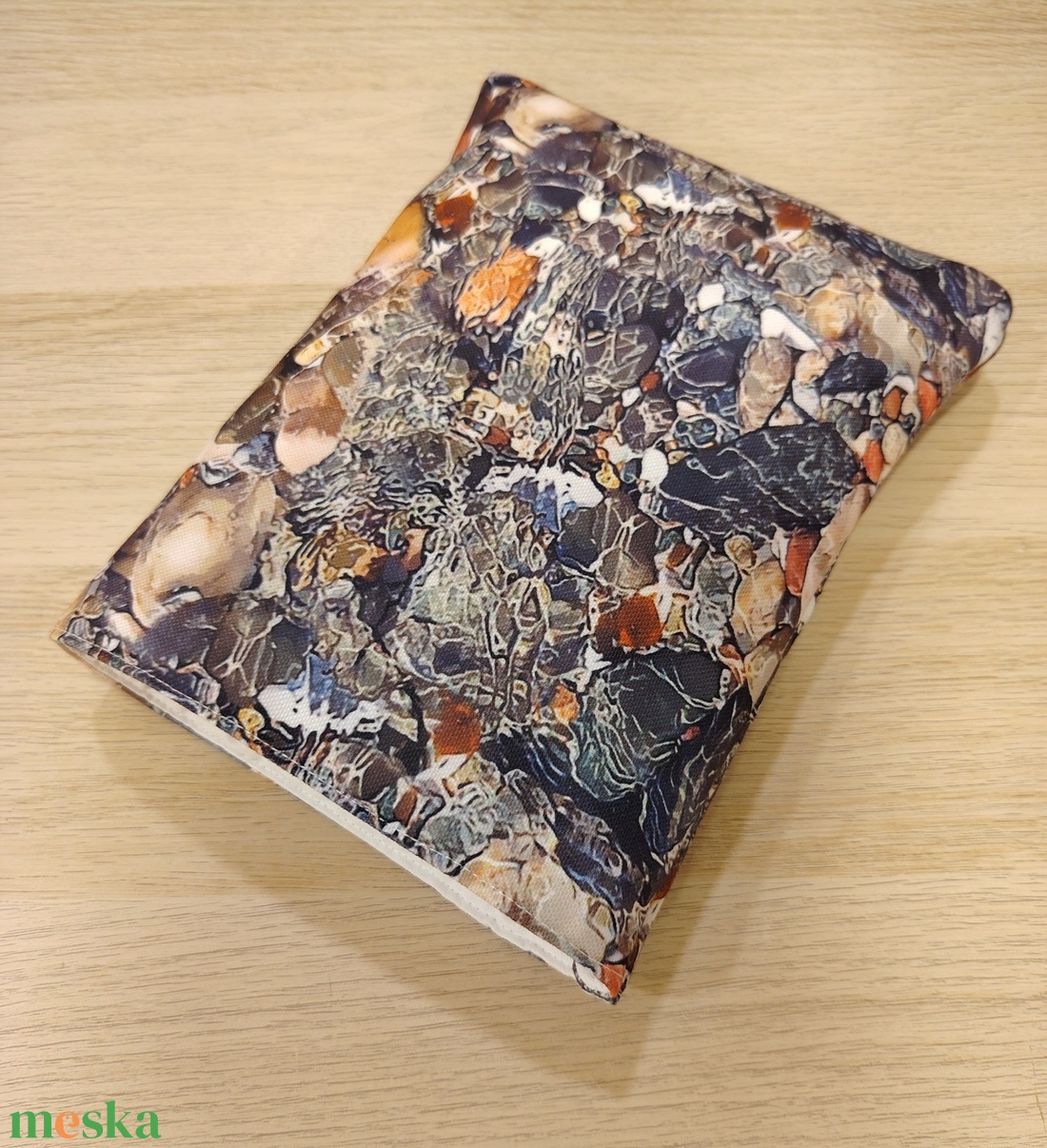 Vízhatlan ölelhető könyvtok (kavicsos)  - könyv & zene - könyvtok - Meska.hu