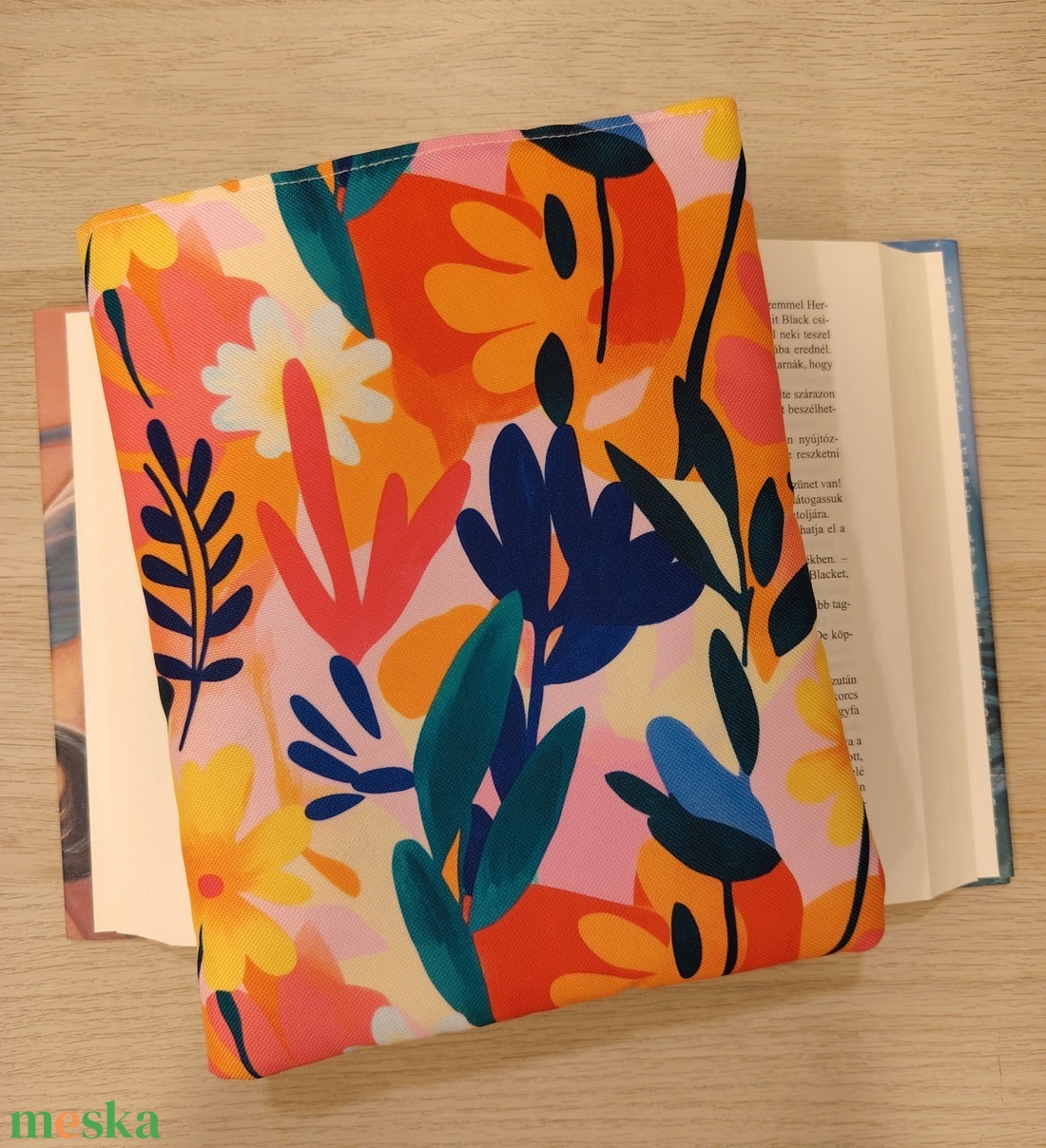 Vízhatlan ölelhető könyvtok (rózsaszín virágos)  - könyv & zene - könyvtok - Meska.hu