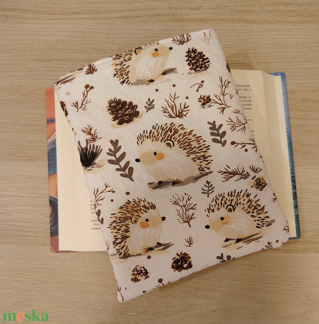 Sünis ölelhető könyvtok  - otthon & életmód - papír, írószer - könyv- és füzetborító - Meska.hu