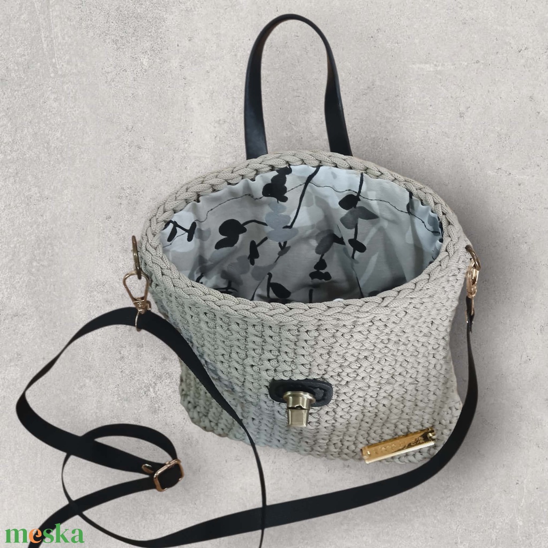 Kis méretű horgolt válltáska len színben - táska & tok - kézitáska & válltáska - válltáska - Meska.hu