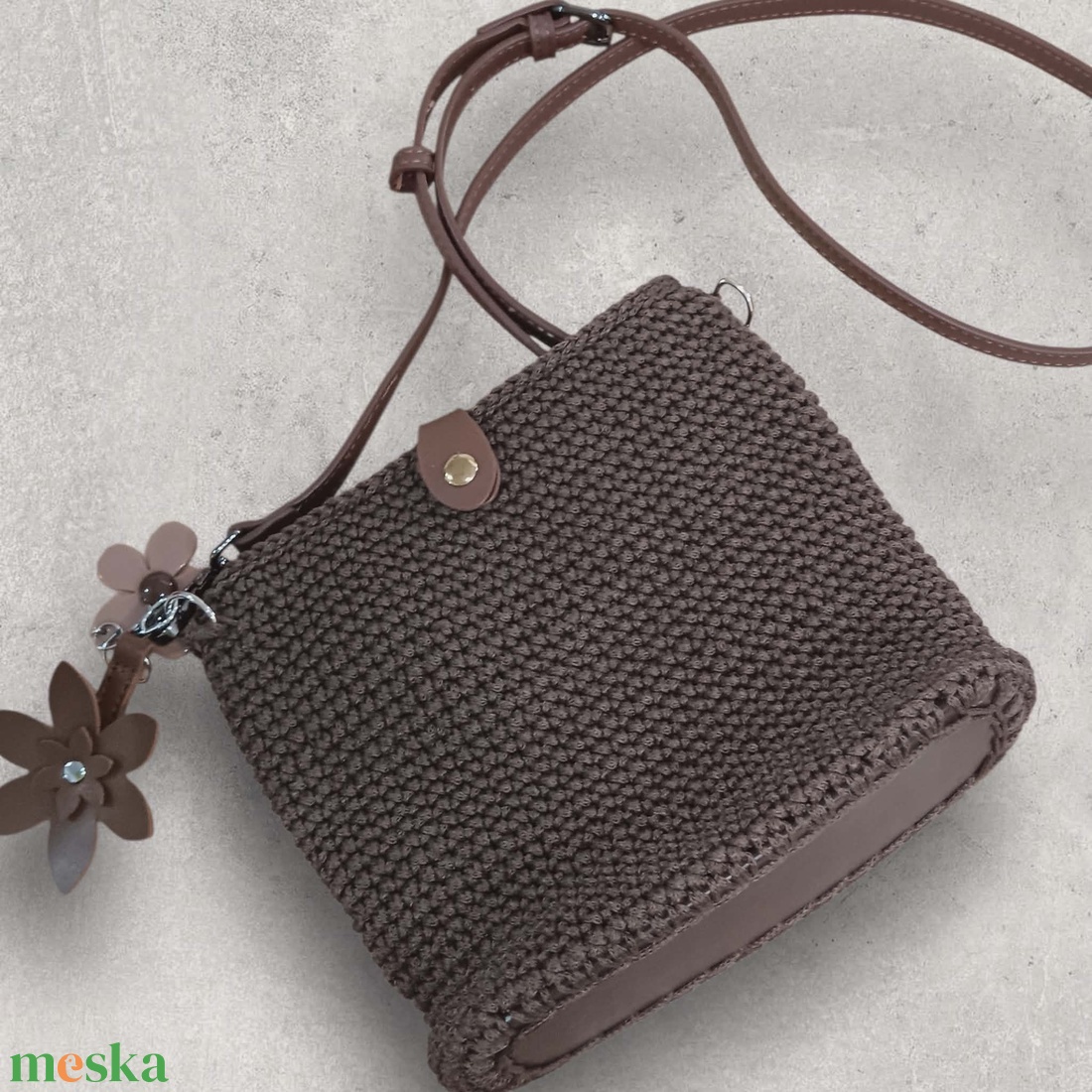 Kis méretű barna válltáska - táska & tok - kézitáska & válltáska - válltáska - Meska.hu