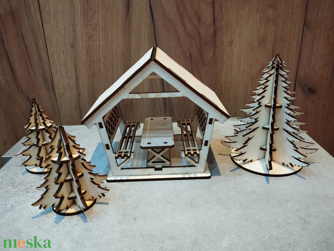 Mini kerti kiülő fenyőfákkal - játék & sport - baba & babaház - babaház - Meska.hu