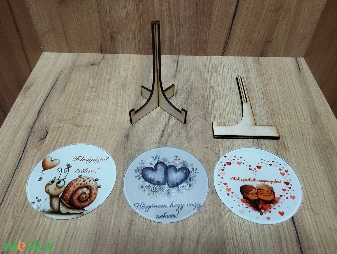 Szerelmes üveglap fa tartóval  - otthon & életmód - dekoráció - kép & falikép - üvegkép - Meska.hu