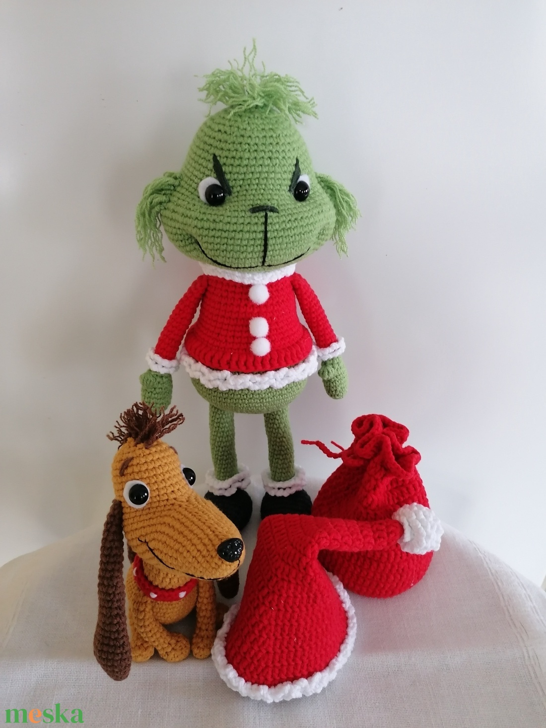 Amigurumi grinch és kutyája  - otthon & életmód - dekoráció - asztal és polc dekoráció - asztaldísz - Meska.hu