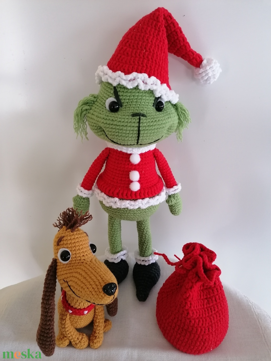 Amigurumi grinch és kutyája  - otthon & életmód - dekoráció - asztal és polc dekoráció - asztaldísz - Meska.hu