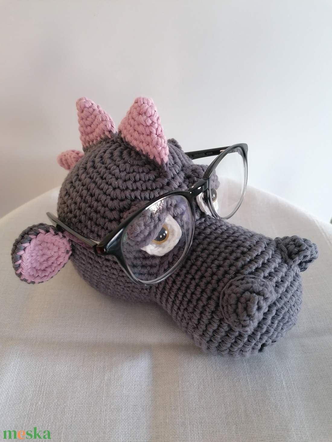 Horgolt szemüvegtartó sárkányfej - otthon & életmód - dekoráció - asztal és polc dekoráció - asztaldísz - Meska.hu