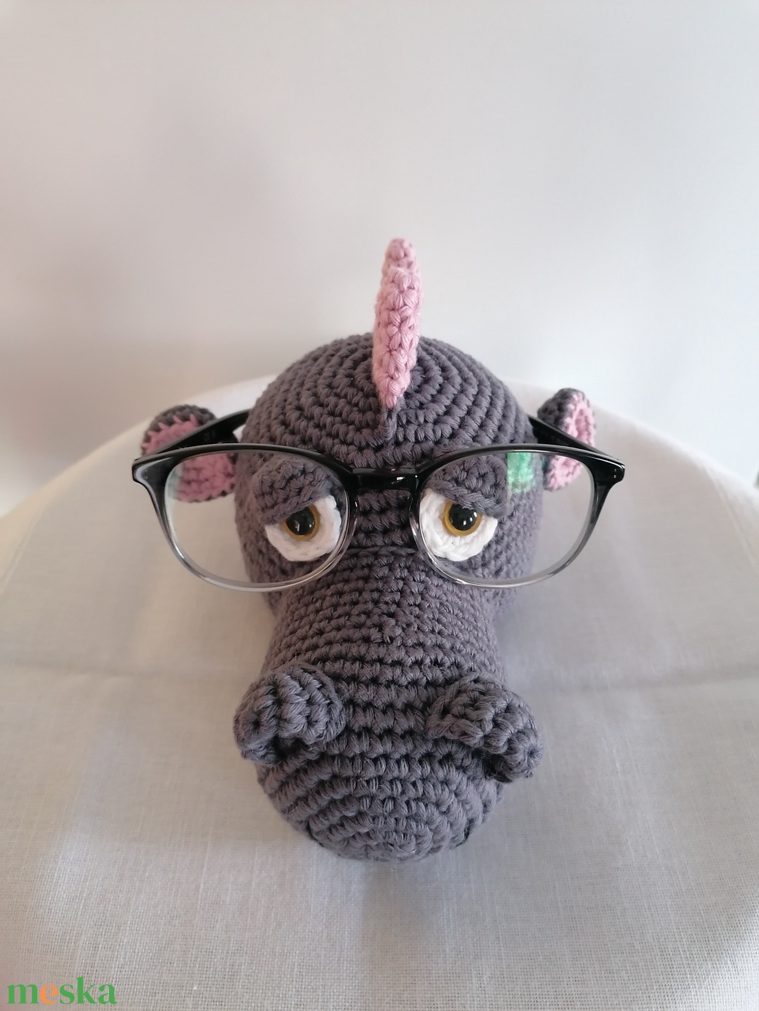 Horgolt szemüvegtartó sárkányfej - otthon & életmód - dekoráció - asztal és polc dekoráció - asztaldísz - Meska.hu