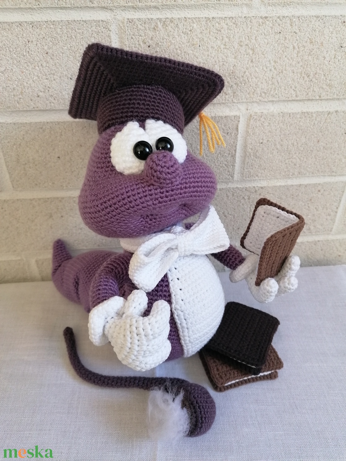 Amigurumi könyvmoly  - otthon & életmód - dekoráció - asztal és polc dekoráció - asztaldísz - Meska.hu